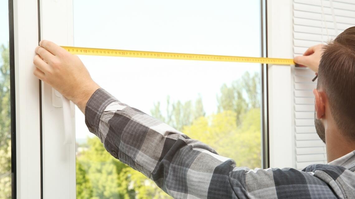 Fensterisolierung mit Acrylglasscheibe – überzeugen Sie sich, wie einfach  das ist! ☆ PlasticExpress